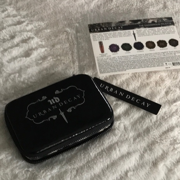 NIB Urban Decay The Dangerous Palette - Picture 4 of 11